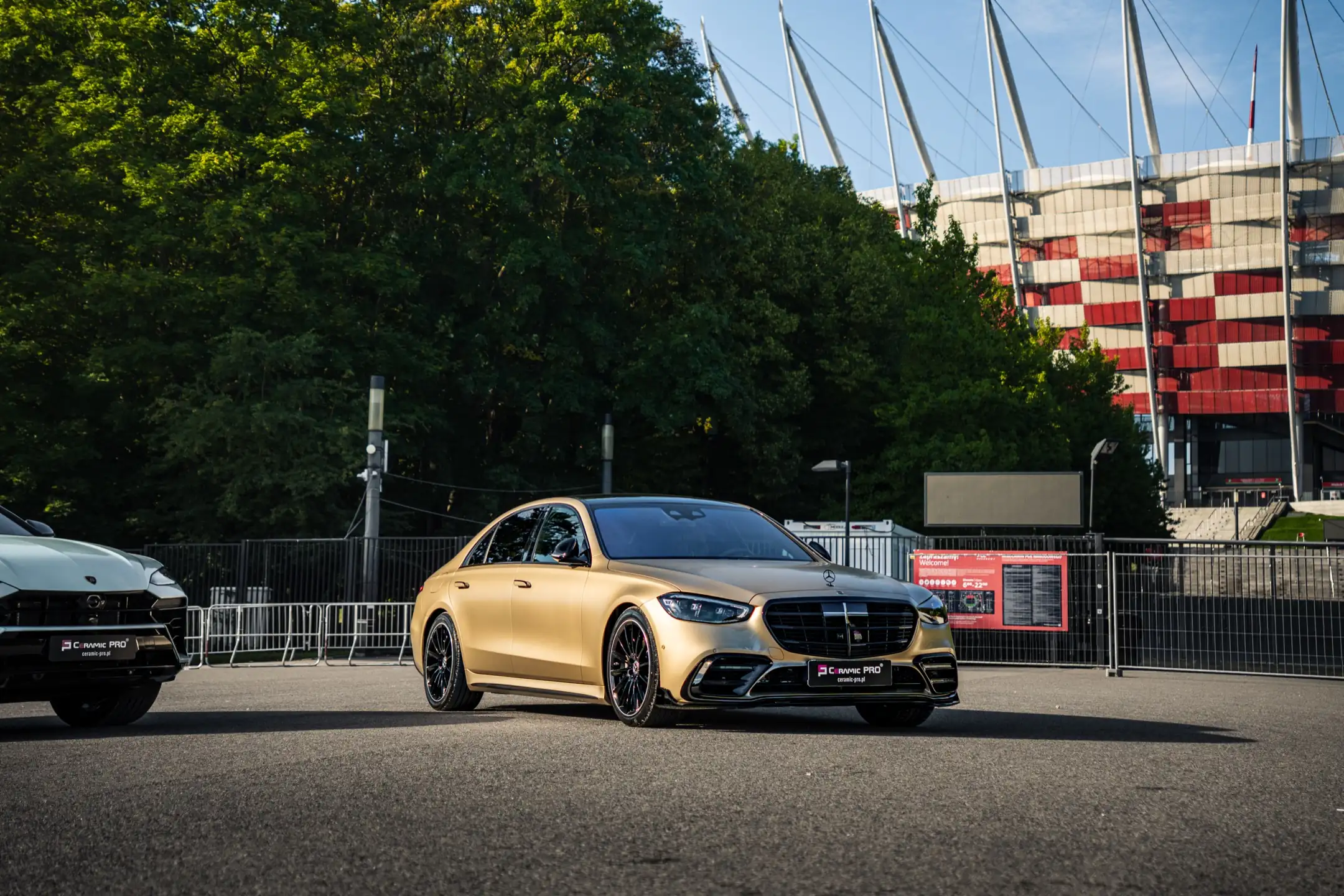 Mercedes S580 złoty przy Stadionie Narodowym