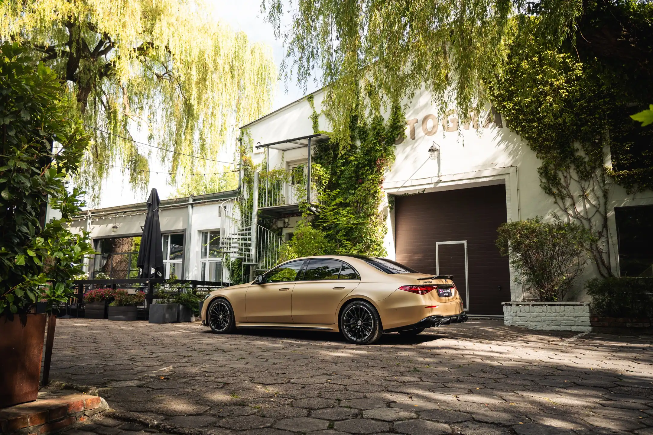 Mercedes S580 tył przy domu