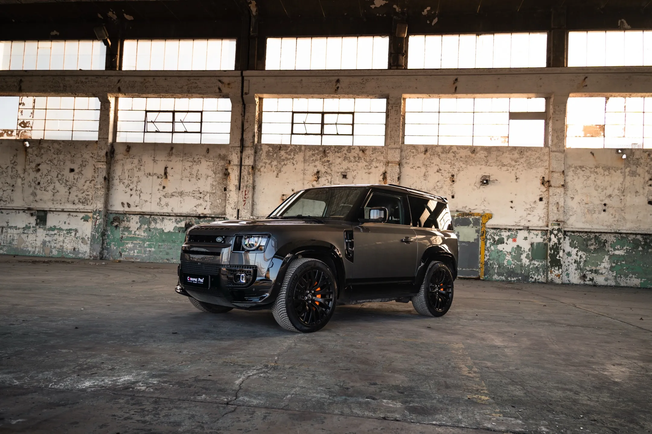 Urban Automotive Defender w hali